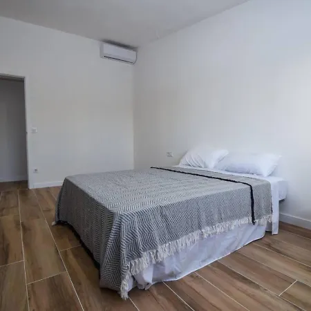 Moderna Con Piscina *